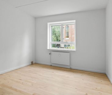 Centralt beliggenhed, med gratis parkering samt hyggeligt gårdmiljø. - Photo 5