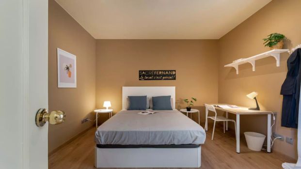 Room in a shared 5-bedroom apartment for rent in la Dreta de l'Eixample, perfect for professionals and students. - Foto 1