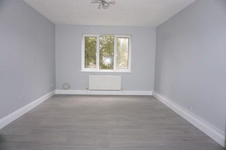 2 bedroom ground floor flat to rent - Photo 2