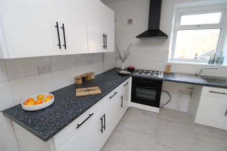 House - Terraced For Rent Main Road, Mountain Ash - Photo 4