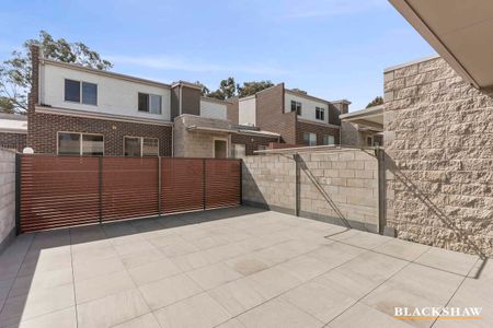 Bright and Modern Ground-Level Townhouse in Ainsworth Terrace - Photo 2