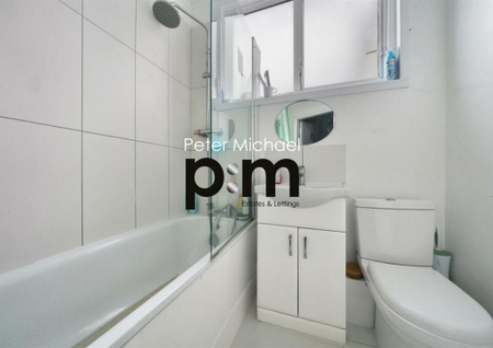 3 bedroom flat to rent - Photo 5