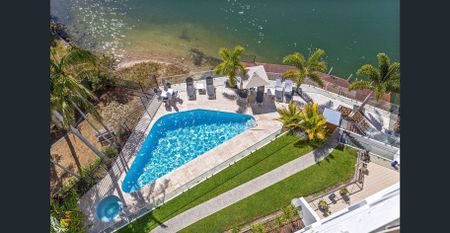 RIGHT IN THE HEART OF SURFERS PARADISE - 1 BEDROOM, 1 BATHROOM - Photo 2