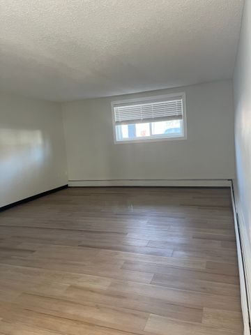 2 BDRM/1 BATH - 732 8TH ST E - Available NOV 1 - Photo 3