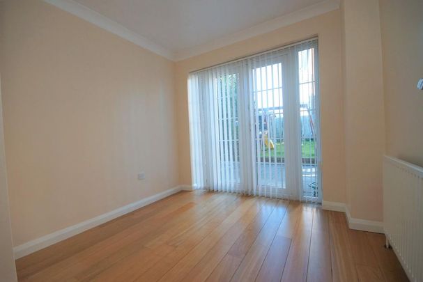 4 bedroom end of terrace house to rent - Photo 1
