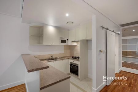 Modern One-Bedroom Apartment - Photo 3