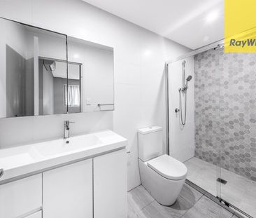 MODERN TWO BEDROOM APARTMENT IN PRIME LOCATION WITH GARDEN ASPECT - Photo 4