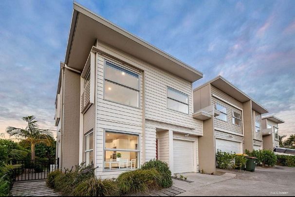 Stunning Orewa 4BR Townhouse w/ Amenities - Photo 1