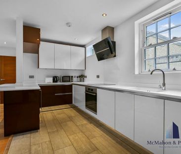 3 bedroom mews to rent - Photo 3