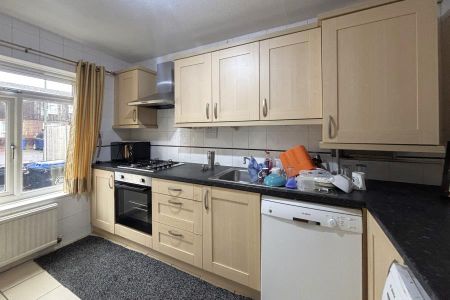 3 bedroom end of terrace house to rent - Photo 2