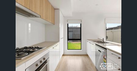 Modern 3-Bedroom Townhouse in Prime Craigieburn Location! - Photo 3