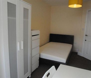 3 bedroom Flat To Let - Photo 3