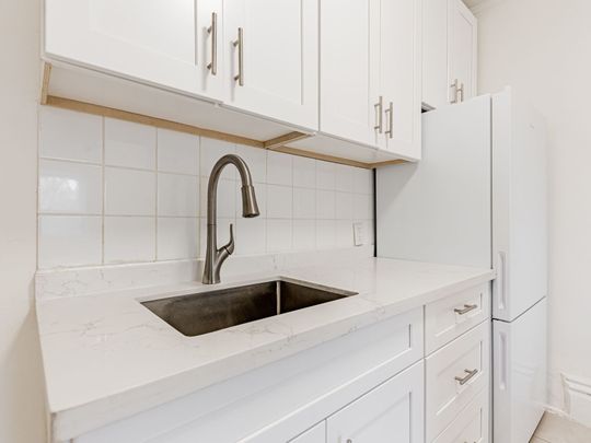 For Lease - 347 Walmer Road Unit# 2nd Floor Unit 3, Toronto, Ontario - Photo 1