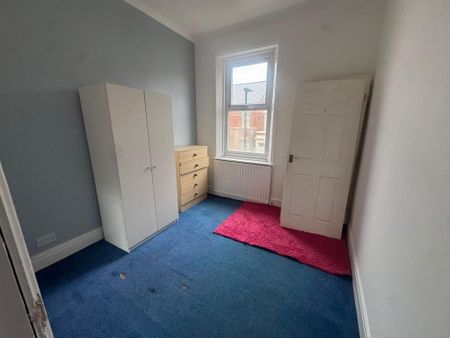 3 bedroom flat to rent - Photo 4