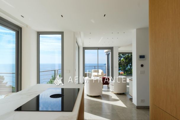 À seulement quelques pas de la plage, cette magnifique Villa b - Photo 1