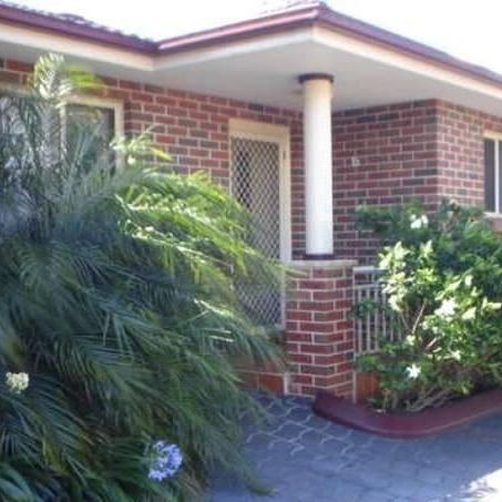 WELL MAINTAINED THREE BEDROOM VILLA - Photo 2