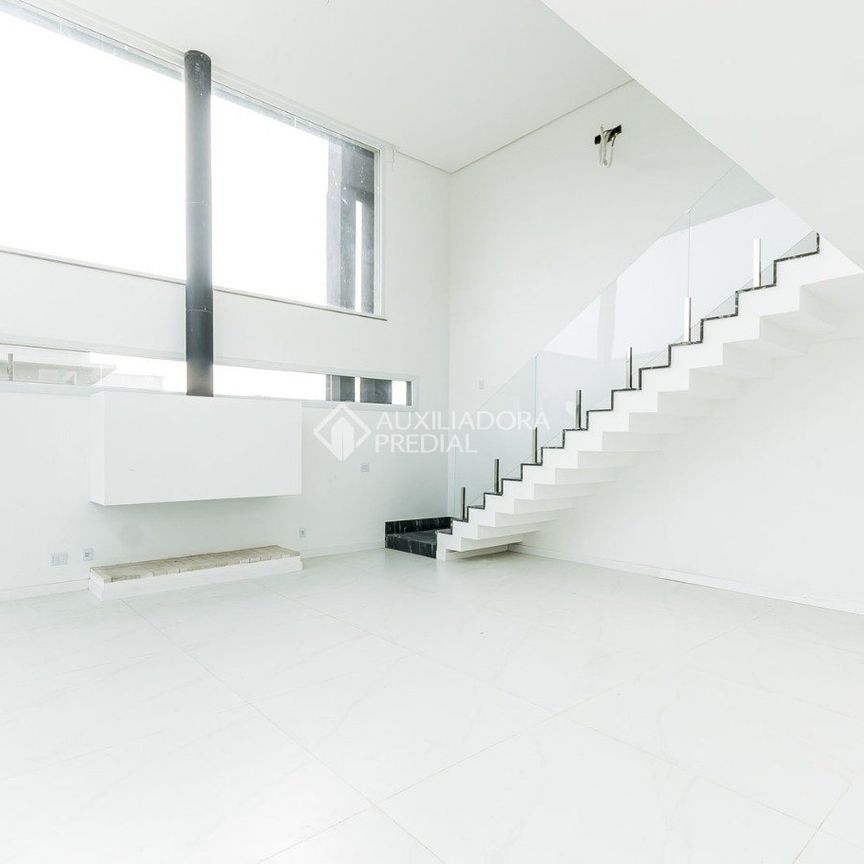 Casa em Condomínio com 4 quartos e 250m² para alugar em Vila Nova, Porto Alegre. - Foto 1