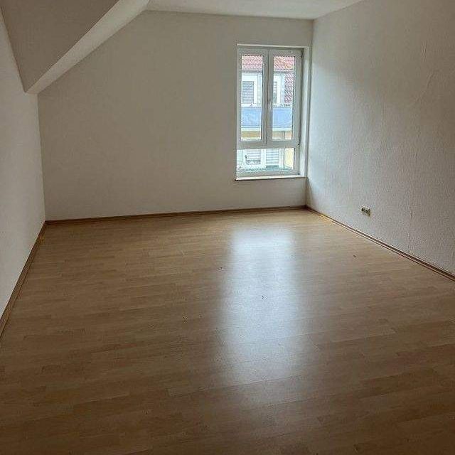 Himmlisch Wohnen unterm Dach mit großer Küche und Tageslichtbad! - Photo 1