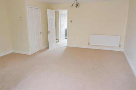 3 bedroom end of terrace house to rent - Photo 2