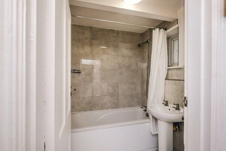 Flat to rent - The Close, Rochester, ME1 - Photo 2