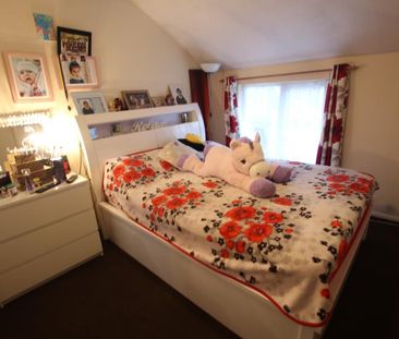 Willowmead Close, Woking, Surrey, GU21 - Photo 2