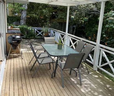 Spacious 3-4 Bedroom Family Home in Premier Mairangi Bay. - Photo 1