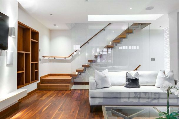 Recently refurbished three bedroom mews house - Photo 1