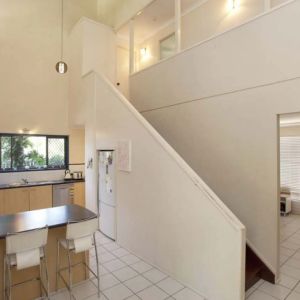 Two level living with pool... - Photo 2