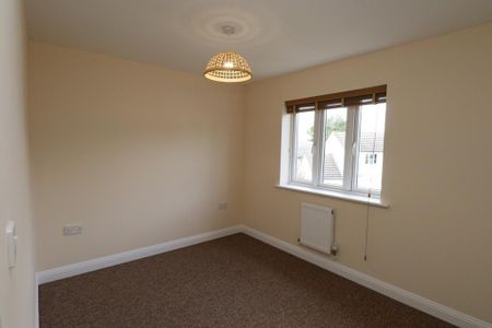 4 bedroom semi-detached house to rent - Photo 3