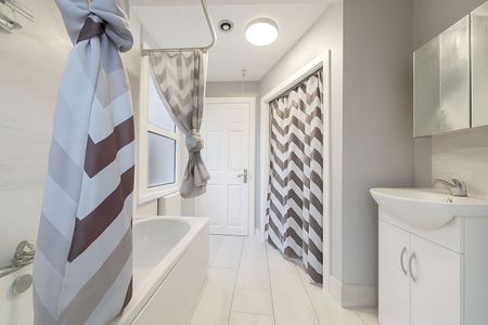 3 Bedroom House To Let - HP12 - Photo 2