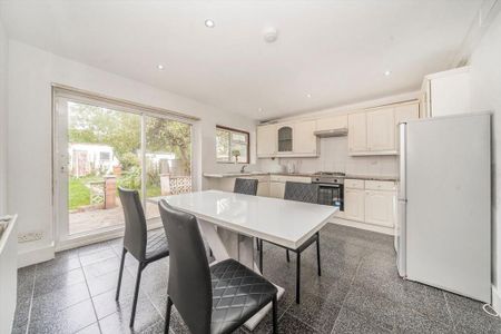4 bedroom detached house to rent - Photo 3