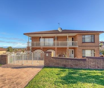 Spacious 2-Bedroom Ground Floor Unit with single Remote Garage & Wa... - Photo 3