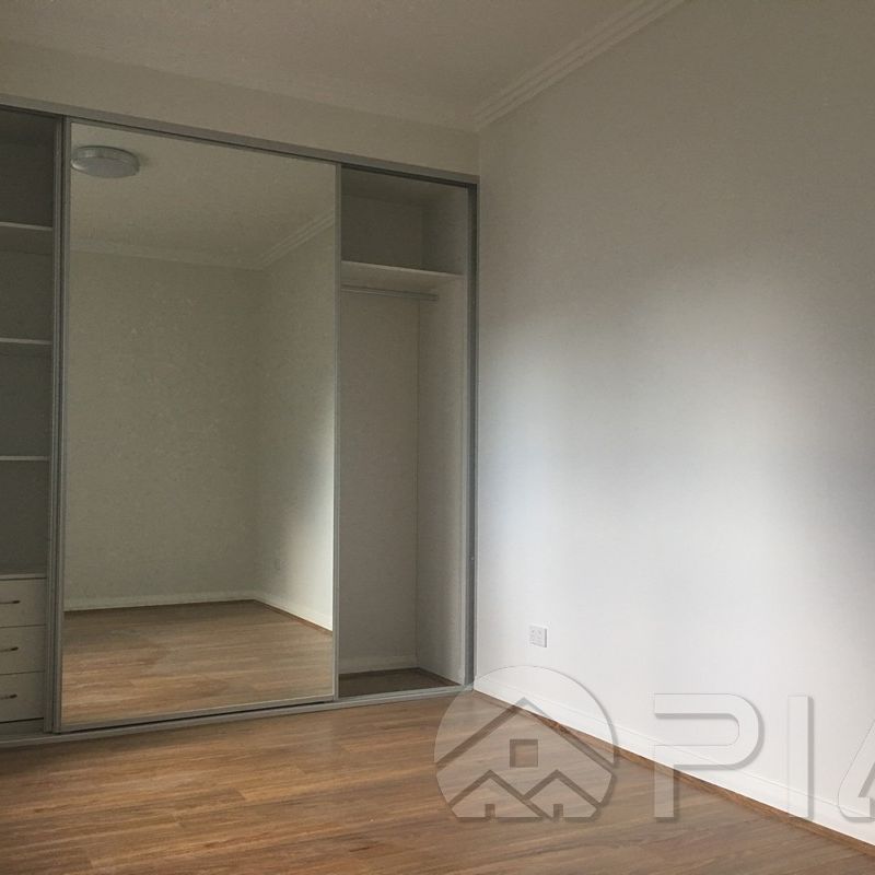 Almost New Two Bedrooms Apartment in Mascot. - Photo 1