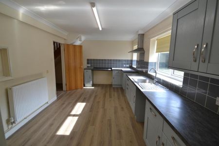 4 bedroom detached house to rent - Photo 2