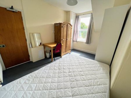 6 bedroom end of terrace house to rent - Photo 2