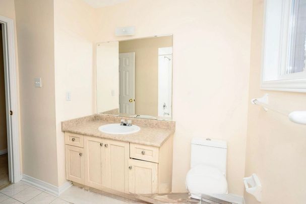 For Lease - 384 FLAGSTONE Way, Newmarket, Ontario - Photo 1