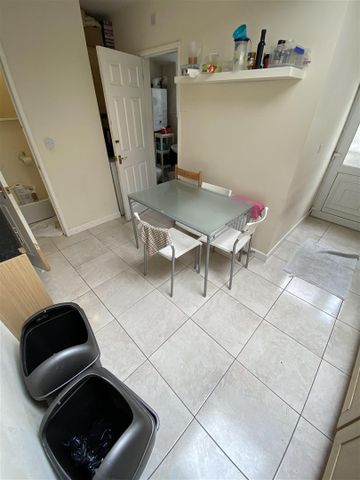 Room For Rent Queen Street, Pontypridd - Photo 2
