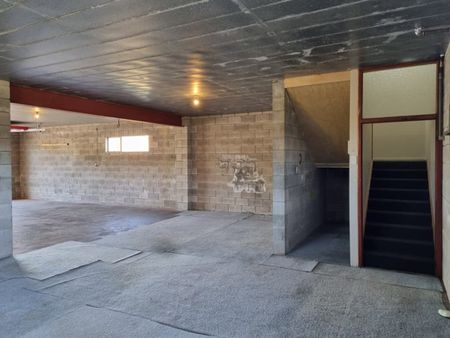 Spacious with good garaging - Photo 4