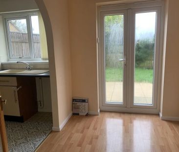 27 College Close, - Photo 3