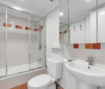 Light-Filled Inner-City Living on Boundary Street - Photo 6