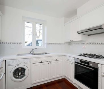 A generous ground floor apartment set in an attractive gated development in a popular Wimbledon location. - Photo 5