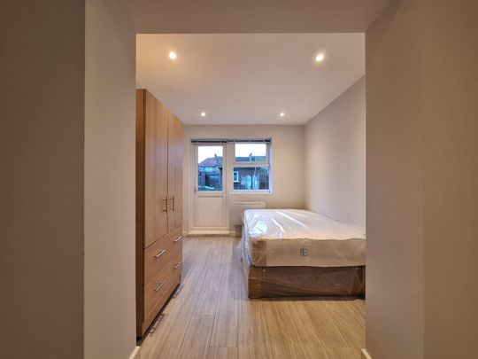 Sherwood Avenue, Greenford UB6, London - Photo 1