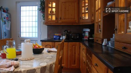 Decorated room in shared apartment in Killiney, Dublin - Photo 4