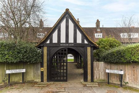 Utterly charming studio apartment set on the first floor of a much loved Arts & Crafts development. - Photo 4