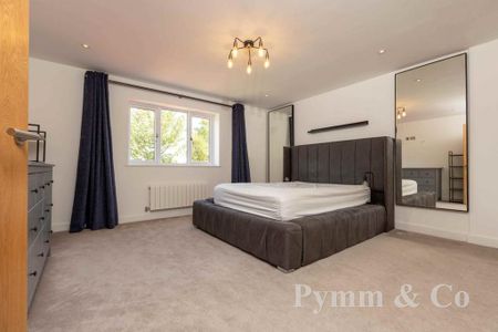 4 bedroom detached house to rent - Photo 4