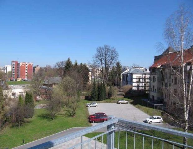 Frei ab 1.5.26 - 1. OG / Laminat + große Küche - WG-gerecht ! - Foto 1