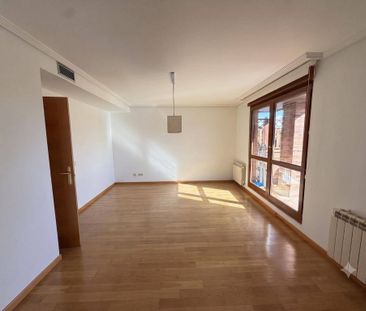 4 room luxury penthouse for rent in Madrid, Spain - Photo 4