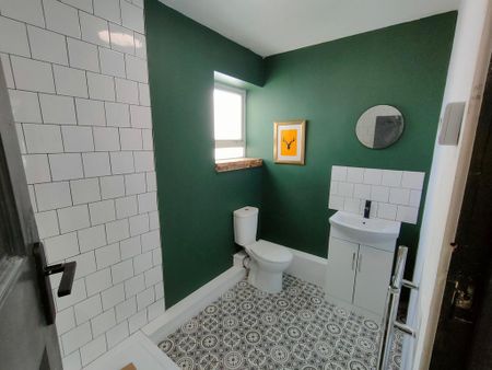 1 bedroom in a house share to rent - Photo 2