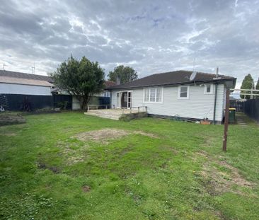 Family Home with a large, fully fenced section! - Photo 4