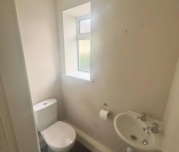 3 bedroom semi-detached house to rent - Photo 6